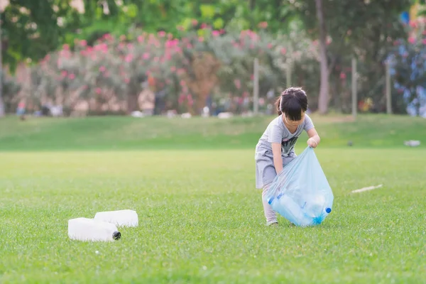 Ребенок Заботится Окружающей Среде Милая Азиатка Хранит Пластиковые Пакеты Синем — стоковое фото