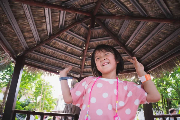 Ένα 5Χρονο Κορίτσι Χορεύει Ένα Κιόσκι Καλυμμένο Φυσικά Φύλλα Νεαρός — Φωτογραφία Αρχείου