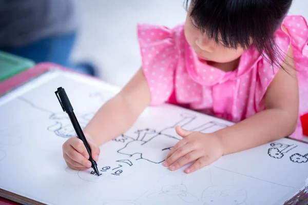 Селективный Фокус Ребенке Держащем Волшебную Ручку Азиатская Милая Девушка Рисует — стоковое фото