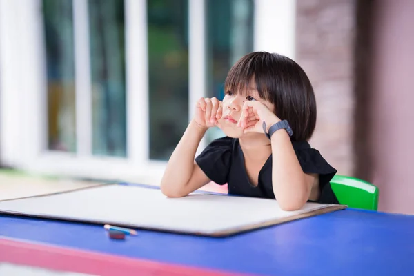 Azjatka Siedzi Rękami Podbródku Czekając Naukę Sztuki Dziecko Siedzi Bezczynnie — Zdjęcie stockowe