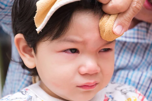 Αγόρι Κλαίει Από Πόνο Παιδί Χτυπάει Κεφάλι Στερεό Μωρό Φουσκώνει — Φωτογραφία Αρχείου