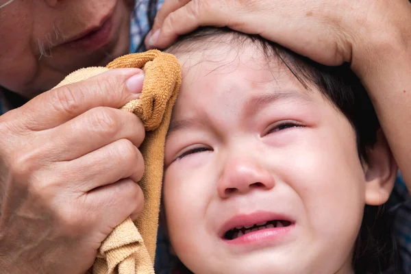 Garçon Pleure Douleur Enfant Cogne Tête Contre Solide Bébé Est — Photo