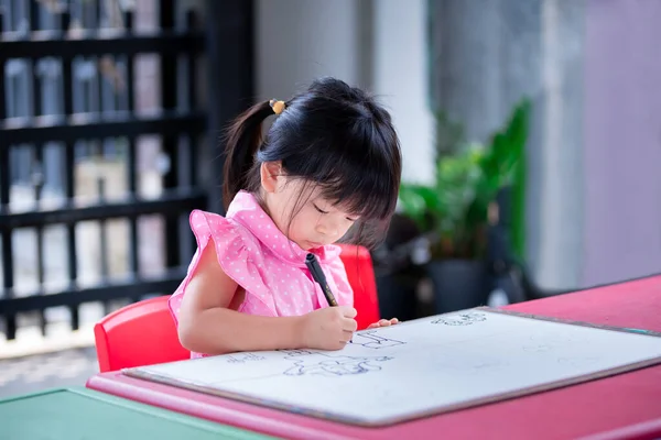 합판에 자신의 그림을 귀여운 아시아 아이들은 예술을 합니다 펜으로 아이들은 — 스톡 사진