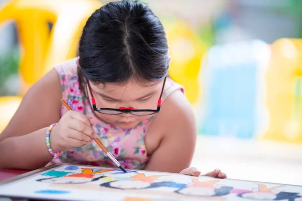 Azjatka Maluje Obrazy Białym Papierze Dziecko Nosi Okulary Słodkie Dzieci — Zdjęcie stockowe