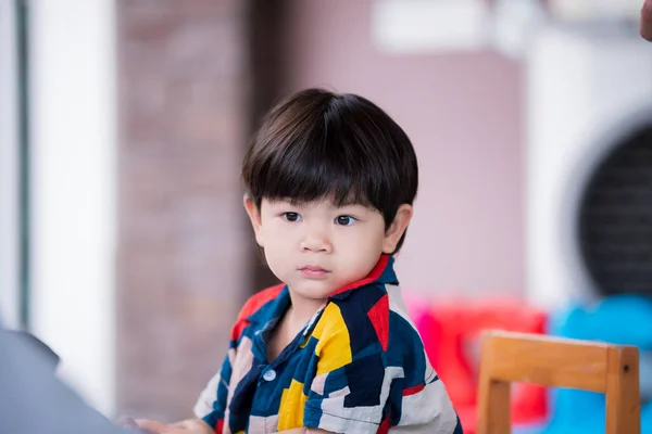 Egy Éves Ázsiai Fiú Megmutatja Arcát Hogy Kíváncsi Valamire Aranyos — Stock Fotó