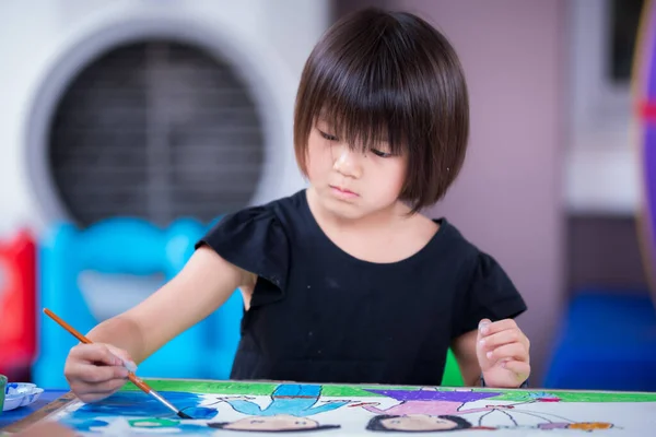 아시아 소녀가 미술을 공부하고 어린이들은 공예용으로 합판에 고정시켜 커다란 붓는다 — 스톡 사진