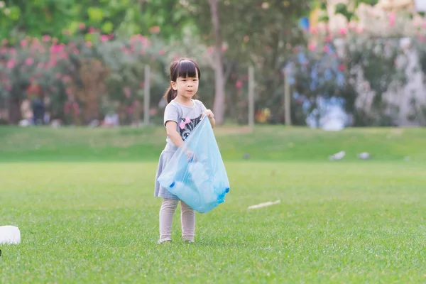 부드러운 귀여운 아시아인 가방에 플라스틱 폐기물을 위에서 플라스틱 병모으고 드레스를 — 스톡 사진