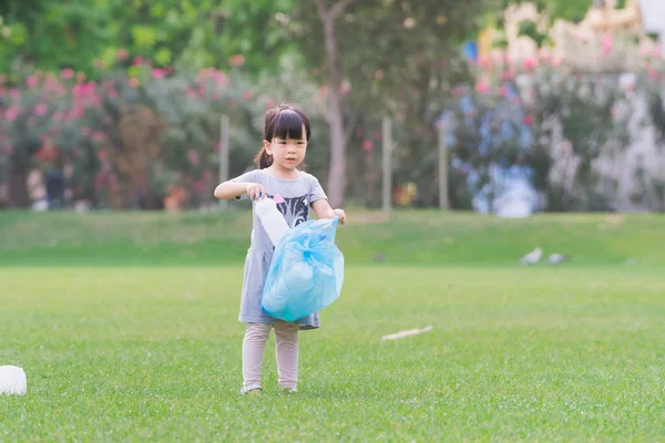부드러운 귀여운 아시아인 가방에 플라스틱 폐기물을 위에서 플라스틱 병모으고 드레스를 — 스톡 사진