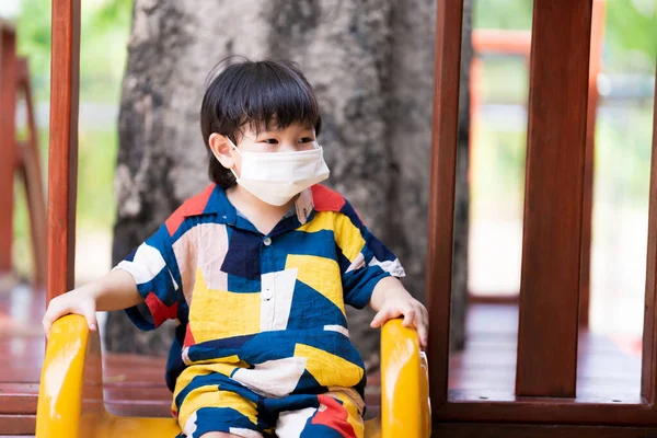 Neues Normalkonzept Kleine Jungen Haben Spaß Beim Spielen Der Gelben — Stockfoto