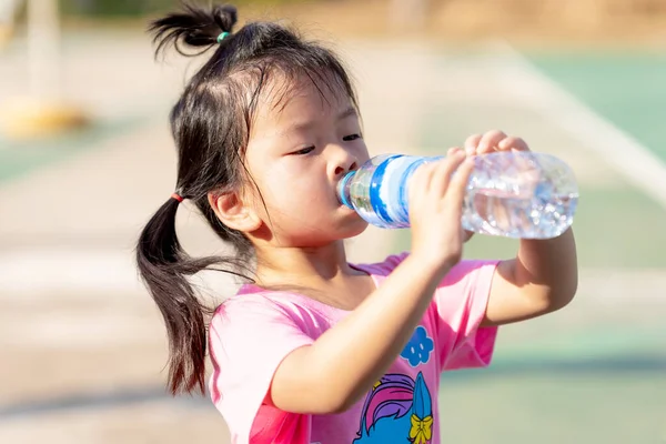 Seorang Gadis Berusia Tahun Minum Air Untuk Memuaskan Dahaga Karena — Stok Foto