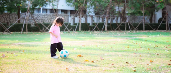 Chica Asiática Linda Activa Jugando Patear Una Pelota Fútbol Azul —  Fotos de Stock