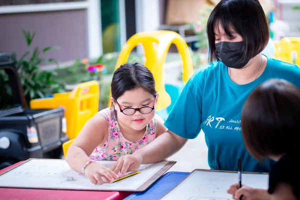 Μπανγκόκ Ταϊλάνδη Απριλίου 2021 Παιδιά Μαθαίνουν Και Κάνει Τέχνη Πλαστικά — Φωτογραφία Αρχείου