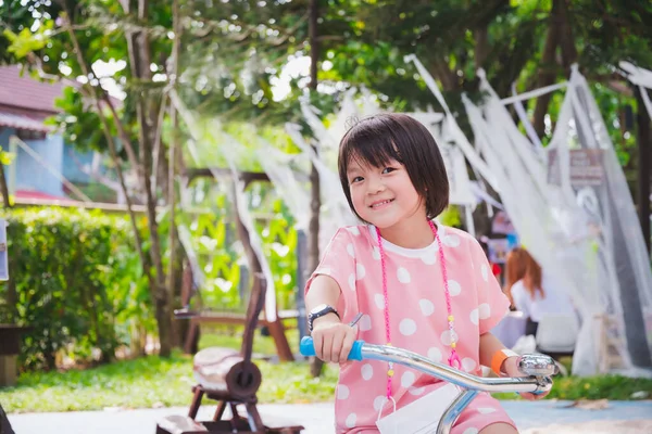 Feliz Bonito Ásia Menina Equitação Ela Bicicleta Playground Miúdo Divertido — Fotografia de Stock