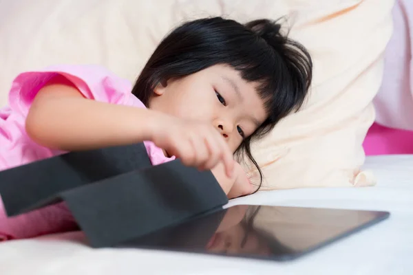 Gadis Asia Lucu Berusia Tahun Berbaring Tempat Tidur Bermain Main — Stok Foto