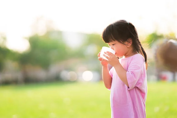 Concentration Sélective Jolie Fille Ans Buvant Peu Eau Une Tasse — Photo