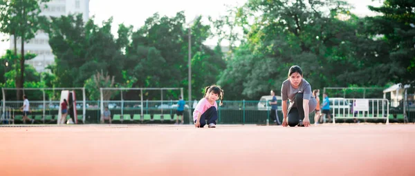 Latihan Dan Waktu Santai Dengan Konsep Keluarga Ibu Dan Anak — Stok Foto