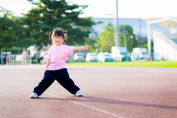 Gadis Asia Berdiri Stadion Untuk Latihan Anak Berdiri Dengan Kaki — Stok Foto