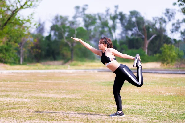 Wanita Yang Melakukan Latihan Yoga Halaman Orang Berdiri Satu Kaki — Stok Foto