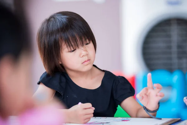 아시아의 귀여운 소녀가 테이블에서 미술을 있습니다 아이들은 작업실에서 생각하고 상상력을 — 스톡 사진