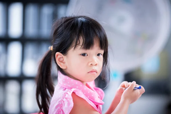 Seorang Gadis Asia Berusia Tahun Memegang Krayon Biru Tangannya Anak — Stok Foto