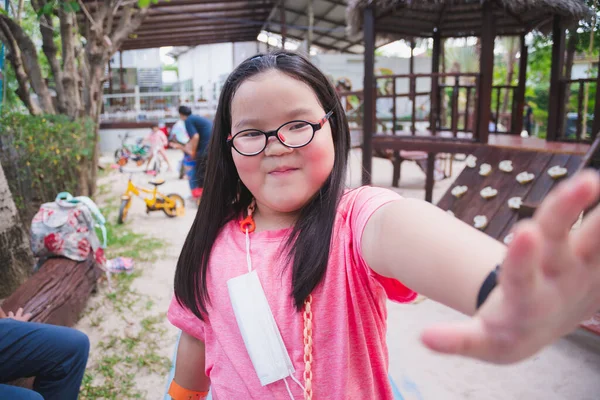 Uma Menina Anos Estendeu Mão Para Cobrir Câmera Criança Tímida — Fotografia de Stock