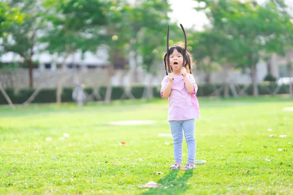 Süße Asiatische Mädchen Mit Frechen Blick Die Kamera Kind Hält — Stockfoto