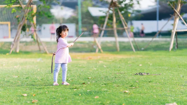 Asiatisk Flicka Har Roligt Strid Genom Att Använda Slida Koon — Stockfoto