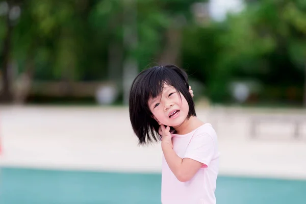 Anak Asia Menggaruk Lehernya Karena Gatal Cuaca Panas Musim Panas — Stok Foto