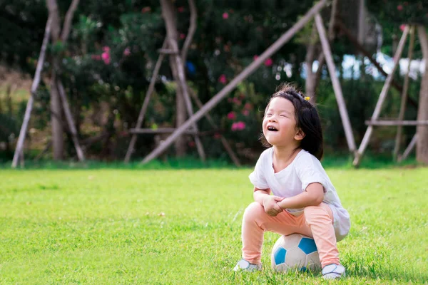 Foto Anak Laki Laki Anak Gadis Asia Yang Bahagia Duduk — Stok Foto