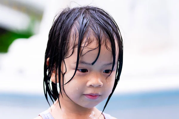 wenig asiatisch Kinder Kind Mädchen Abdeckung seine Augen mit