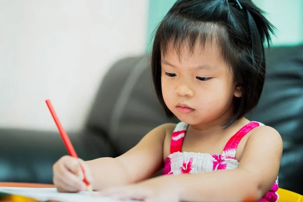 Gadis Kecil Yang Lucu Bekerja Keras Pada Tugas Gurunya Selama — Stok Foto