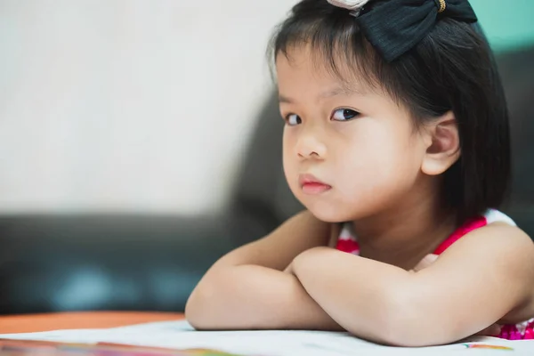 Asyalı Kız Hoşnutsuzluk Gösteriyor Ödevlerine Karşı Koyuyor Çocuk Kollarını Kavuşturup — Stok fotoğraf