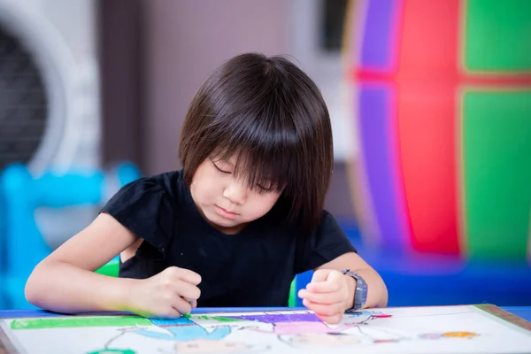 Cute Asian Girl Jest Rysunek Sztuki Malarstwo Historię Sobie Jej — Zdjęcie stockowe