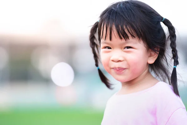 Портрет Азіатської Дівчинки Солодкою Усмішкою Щаслива Дитина Розмитим Боком Увечері — стокове фото