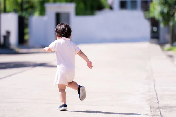 Pandangan Belakang Bayi Laki Laki Asia Berjalan Jalan Pagi Hari — Stok Foto