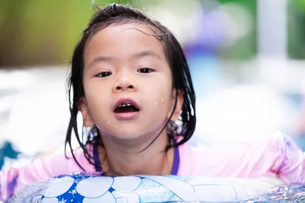 Fejlövés Ázsiai Aranyos Lány Úszik Gumigyűrűvel Nyáron Sportlány Gyakorló Gyerek — Stock Fotó