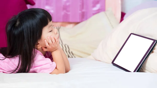 Gadis Manis Belajar Online Kamar Tidur Dengan Touchpad Tablet Mockup — Stok Foto