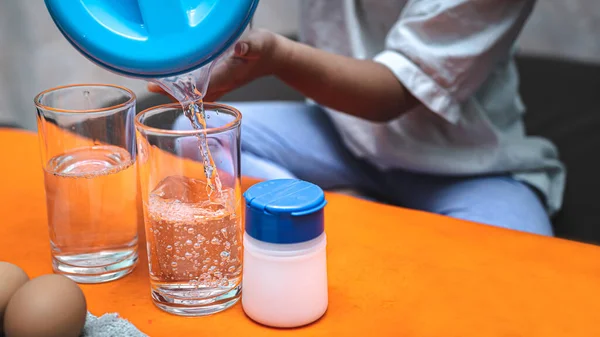 Close Little Girl Pouring Water Clear Glass Conduct Science Experiment — Stock Photo, Image