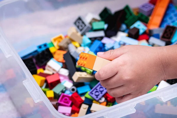 Main Enfant Prend Connecteur Bloc Plastique Dans Une Boîte Plastique — Photo