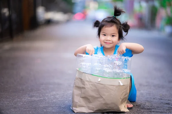 Gyerek Vizespalackot Gyűjt Önkéntes Ember Szemetet Gyűjt Szemetes Üvegeket Felszedték — Stock Fotó