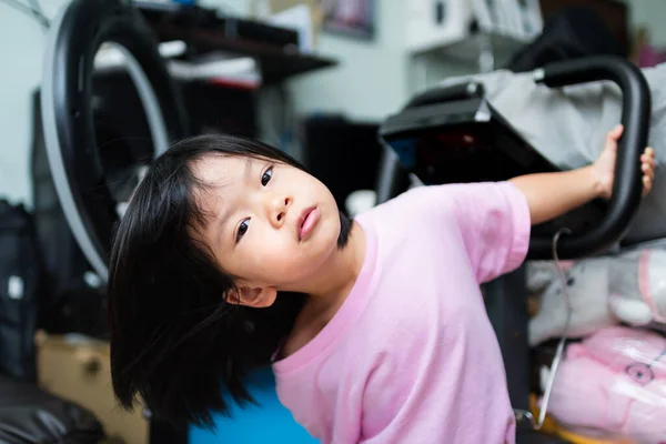Aranyos Ázsiai Lány Lóg Tornaterem Turmixgépen Házban Berendezések Otthonban Kisgyermekek — Stock Fotó
