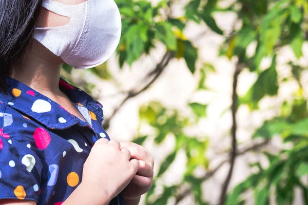 Mão Uma Criança Está Tentar Abotoar Camisa Menina Asiática Jardim — Fotografia de Stock