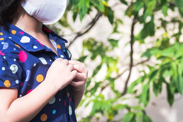 Conceito Desenvolvimento Infantil Feche Mãos Uma Menina Jardim Infância Aprendendo — Fotografia de Stock