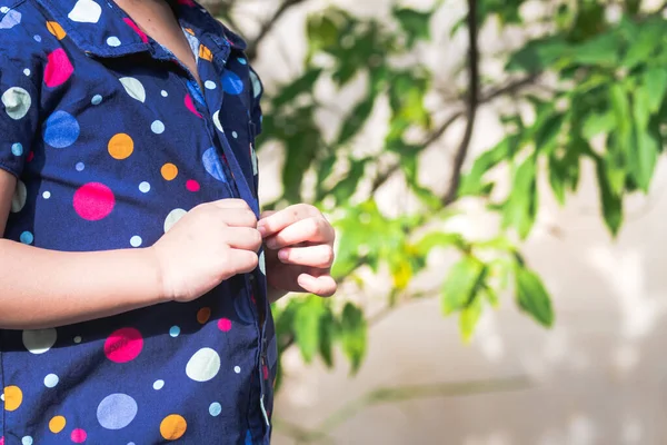 Konzept Der Selbstübung Des Tagesablaufs Von Kleinkindern Hand Mädchen Versucht — Stockfoto
