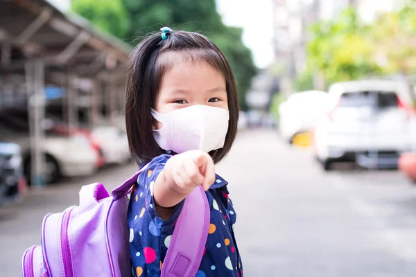 Coronavirüsü Önlemek Için Maske Takan Okul Çocuğunun Portresi Kamerayı Işaret — Stok fotoğraf