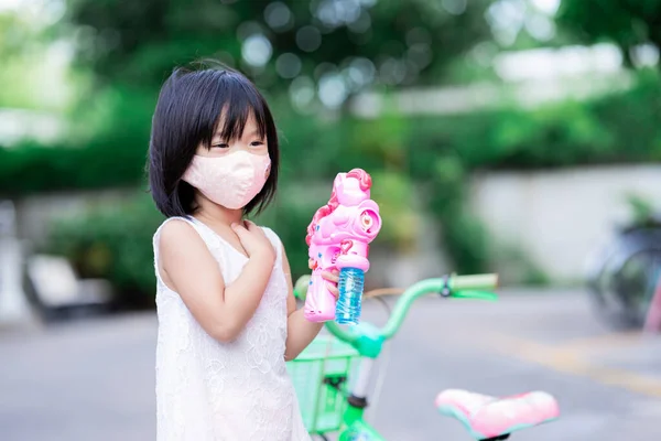 Ευτυχισμένο Παιδί Παίζει Φούσκα Όπλο Εξωτερικούς Χώρους Πράσινο Ποδήλατο Παιδί — Φωτογραφία Αρχείου
