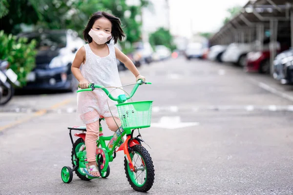Çocuk Dışarıda Solunum Hastalığının Yayılmasını Önlemek Için Bez Maske Takıyor — Stok fotoğraf