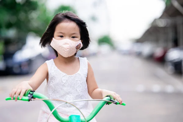 Παιδί Υφασμάτινη Μάσκα Προσώπου Κατά Διάρκεια Της Επιδημίας Του Κορωναϊού — Φωτογραφία Αρχείου