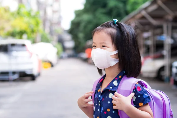 Niña Que Usa Mascarilla Facial Higiénica Lleva Una Bolsa Escuela —  Fotos de Stock