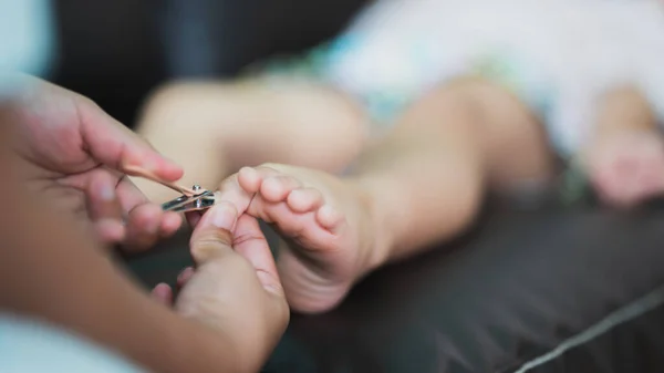 Pédicure Des Pieds Des Orteils Pour Bébé Main Maman Tenir — Photo